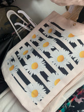 Load image into Gallery viewer, Daisy Tote
